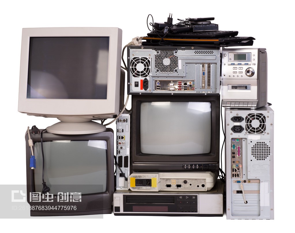 白色背景下的孤岛 旧电子设备与电缆的废弃影像